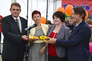 Ključ od prenovljene šole so prevzeli (z leve) župan mag. Marko Diaci, Anica Novak, Mateja Zendzianowksy in v.d. generalnega direktorja Alen Kofol